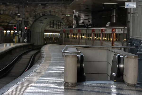 2022 Portugali Lisbon Tyhjä Metroasema Liukuportaat Etualalla Keskimmäinen Laukaus — kuvapankkivalokuva