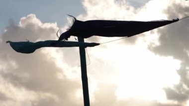 Kumaş fırtınadan önce kumsalda güçlü bir rüzgarda çırpınıyor. Orta çekim