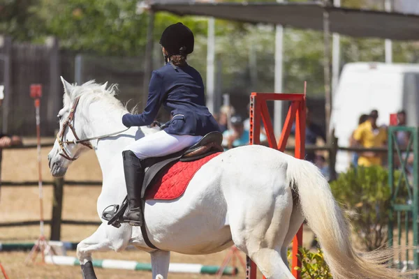 馬術スポーツ 牧場で馬に乗って均一で10代の女の子 ミッドショット — ストック写真