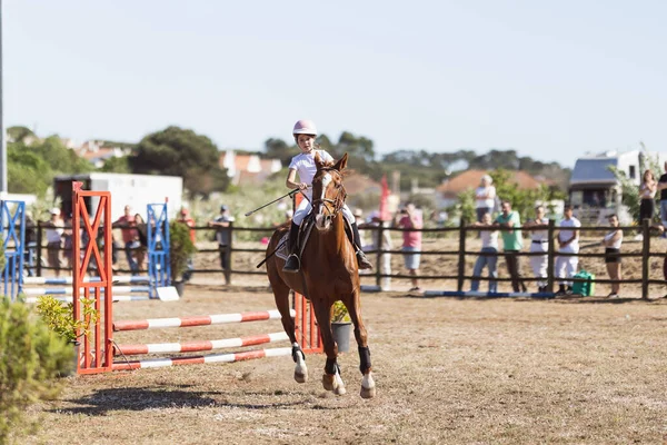 2023年4月30日ポルトガル ソブレダ 祭りヒピコ ソブレダ 牧場で馬に乗っている女の子 ミッドショット — ストック写真