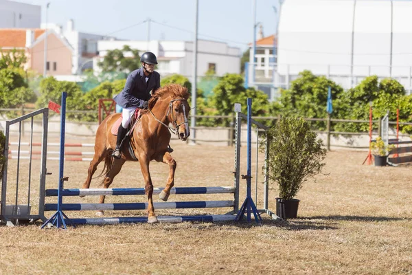 2023年4月30日ポルトガル ソブレダ 祭りヒピコ ソブレダ 牧場で馬に乗っている男 ミッドショット — ストック写真