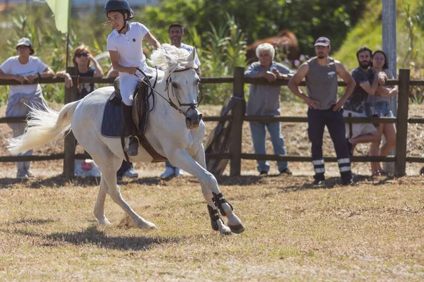 2023年4月30日ポルトガル ソブレダ 祭りヒピコ ソブレダ 牧場で白い馬に乗っている女の子 ミッドショット — ストック写真