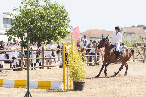 2023年4月30日ポルトガル ソブレダ 祭りヒピコ ソブレダ 牧場で茶色の馬に乗っている女の子 ミッドショット — ストック写真