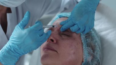 Yetişkin bir kadın için güzellik iğneleri. Orta çekim