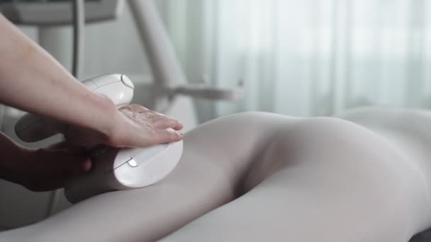 Uma Mulher Que Tem Massagem Glp Massagear Costas Quadril Mulher — Vídeo de Stock