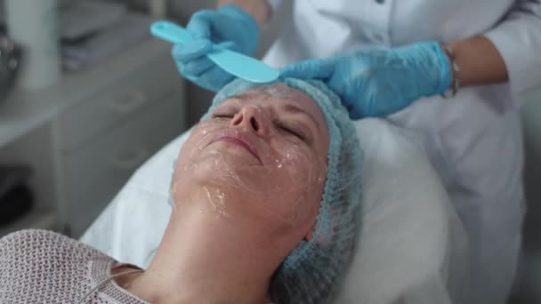 Kosmetologisk Behandling Applicera Fukt Huden Hos Vuxna Kvinnor Mittskott — Stockvideo