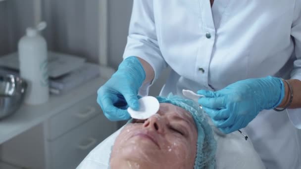Zabieg Kosmetyczny Lekarz Nakłada Podpaski Oczy Pacjenta Przed Zabiegiem Środek — Wideo stockowe
