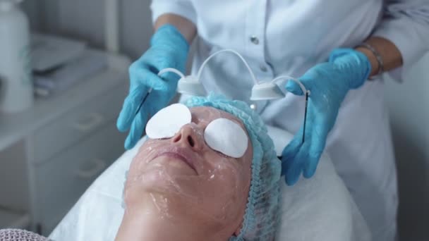 Tratamiento Cosmetología Médico Protege Los Ojos Los Pacientes Antes Del — Vídeo de stock