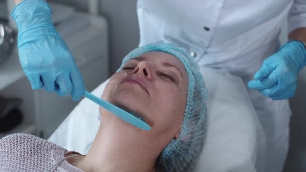 Kosmetologisk Behandling Applicera Fuktgivande Gel Huden Hos Vuxen Kvinna Mittskott — Stockvideo