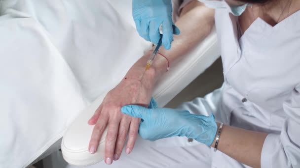 美容治療 女性の手の皮膚の下の美容注射 ミッドショット — ストック動画