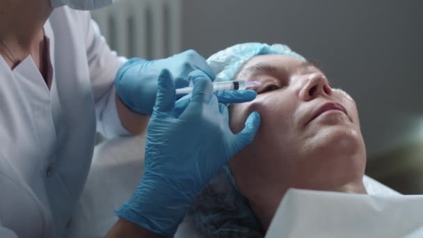 Zabieg Kosmetyczny Zastrzyki Kosmetyczne Pod Oczami Dla Dorosłej Kobiety Środek — Wideo stockowe