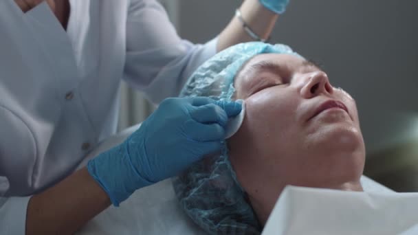 Kosmetologisk Behandling Kosmetolog Torkar Klienterna Kindben Med Bomullspad Mittskott — Stockvideo
