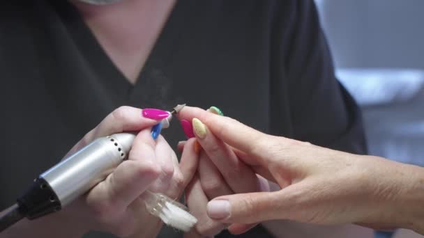 Manikür Usta Müşterilerin Parmaklarını Aleti Kullanarak Işliyor Orta Çekim — Stok video