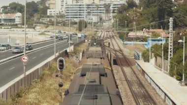 3 Mayıs 2023 Portekiz, Lizbon: Caxias - tren istasyonu. Orta çekim