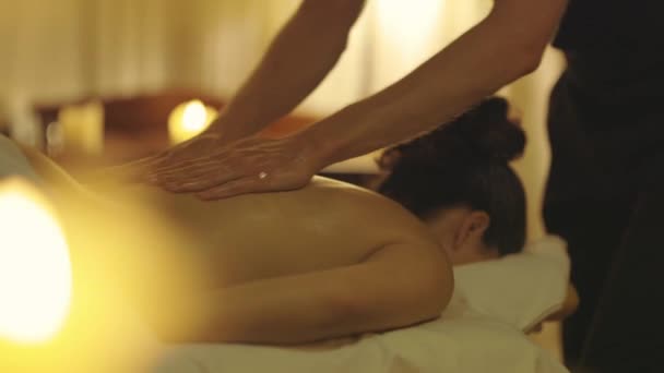 Sessão Massagem Mestre Massajando Lentamente Costas Seu Cliente Feminino Meio — Vídeo de Stock