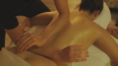 Masaj seansı. Önkollu, yağlı, çıplak bir kadın müşteriye masaj yapmak. Orta çekim