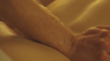 Bir kadının yağlı sırtına masaj yapmak. Orta çekim