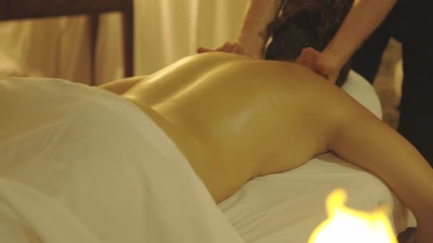 Massage Session Varm Belysning Helkroppsmassage För Kvinnliga Klienter Mittskott — Stockvideo