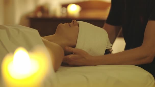 Gözlerinin Üzerinde Havlu Olan Rahat Bir Kadın Spa Salonunda Masaj — Stok video