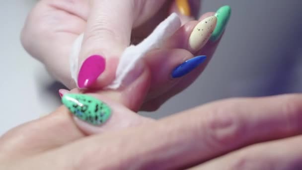 Manicure Mestre Esfrega Chapa Prego Tratada Cliente Usando Uma Almofada — Vídeo de Stock