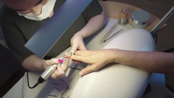 Manicure Sessie Voor Een Vrouw Salon Tussenschot — Stockvideo