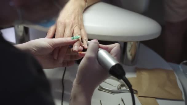 Zabieg Manicure Kobieta Tworząca Płytkę Paznokcia Pomocą Urządzenia Środek Strzału — Wideo stockowe