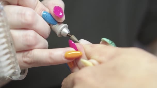 Procedimento Manicure Limpar Rolos Placa Unha Usando Dispositivo Meio Tiro — Vídeo de Stock