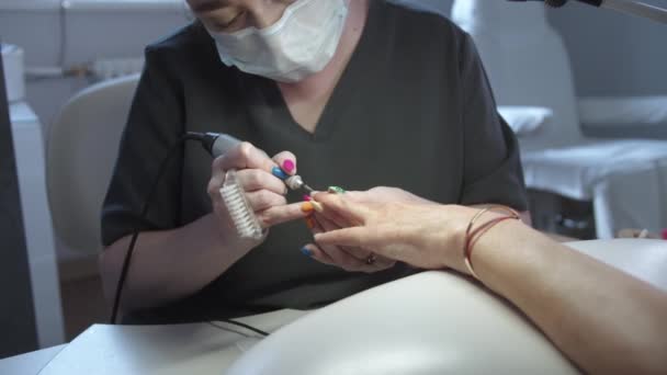 Manicure Dla Dorosłej Kobiety Środek Strzału — Wideo stockowe