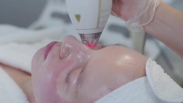 Cosmetologia Limpeza Facial Vácuo Para Uma Jovem Mulher Meio Tiro — Vídeo de Stock