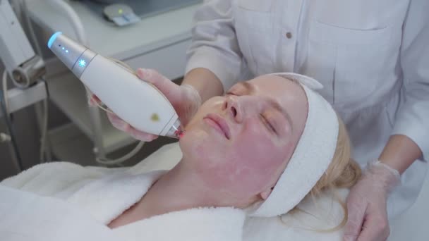 Cosmetologie Nettoyage Facial Sous Vide Pour Une Femme Blonde Coup — Video