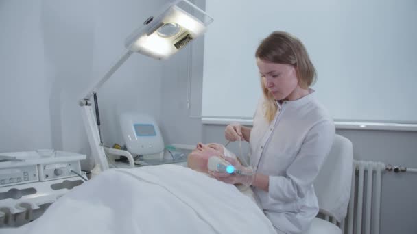 Kozmetoloji Terapistin Kabinesindeki Genç Bir Kadın Için Vakum Yüz Temizleme — Stok video