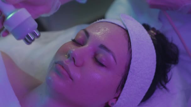Pulizia Del Viso Nel Centro Cosmetologico Illuminazione Viola Mid Shot — Video Stock