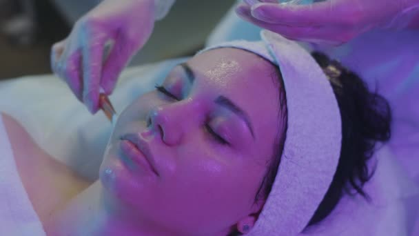 Curățarea Facială Centrul Cosmetologie Frecarea Emulsiei Hidratante Perie Fața Clientului — Videoclip de stoc