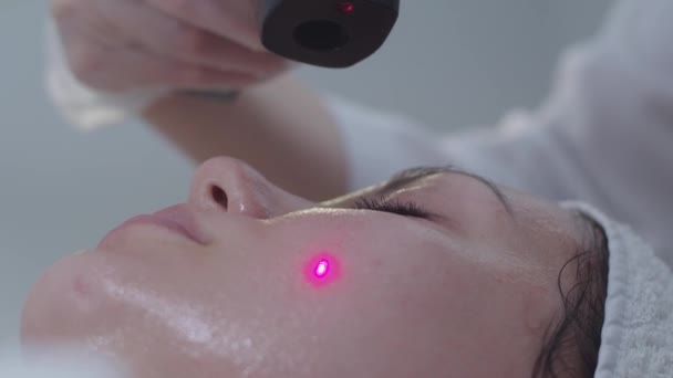 Limpeza Facial Laser Para Pele Uma Jovem Mulher Centro Cosmetologia — Vídeo de Stock
