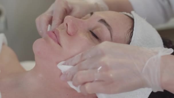 Bir Kozmetikçiyle Seans Terapist Ameliyattan Sonra Müşterilerin Yüzünü Siliyor Orta — Stok video