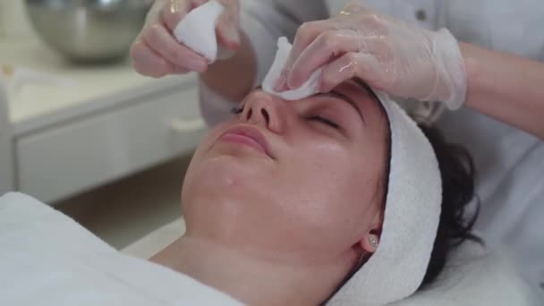 Sessie Met Een Cosmetoloog Therapeut Veegt Ingreep Het Gezicht Van — Stockvideo