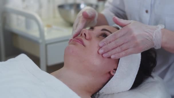 Сеанс Косметологом Терапевт Зволожує Обличчя Жіночого Клієнта Після Процедури Середній — стокове відео