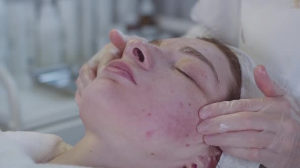 Bir Dermatologla Seans Terapist Müşteriye Yumuşak Bir Yüz Masajı Yapar — Stok video