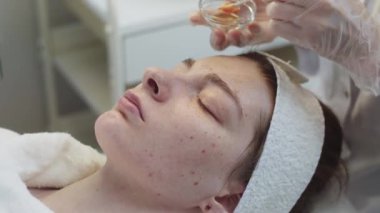 Güzellik uzmanı, müşterilere sarı bir nem uygular. Yüzü ince bir fırçayla çilli olur. Orta çekim