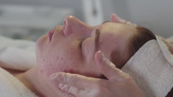 Sessão Com Dermatologista Terapeuta Faz Uma Massagem Facial Suave Para — Vídeo de Stock