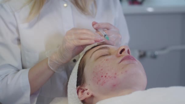 Uma Mulher Com Pele Problema Uma Nomeação Cosmetologists Mestre Faz — Vídeo de Stock
