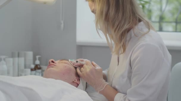 Una Donna Con Pelle Problematica Che Appuntamento Cosmetologia Mid Shot — Video Stock