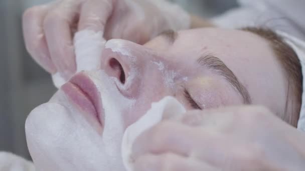 Esteticista Limpa Pele Clientes Máscara Barro Branca Aplicada Meio Tiro — Vídeo de Stock