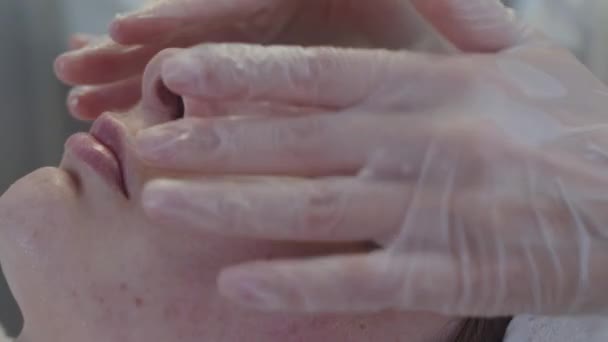 Kozmetik Tedavisi Usta Ameliyattan Sonra Müşterisinin Yüzüne Yumuşak Bir Masaj — Stok video