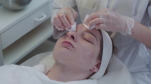 Zabieg Kosmetologiczny Mistrz Wyciera Resztki Maski Twarzy Klienta Wacikami Środek — Wideo stockowe