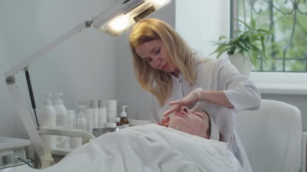 Tratamiento Cosmetología Maestro Quita Los Restos Máscara Cara Los Clientes — Vídeo de stock