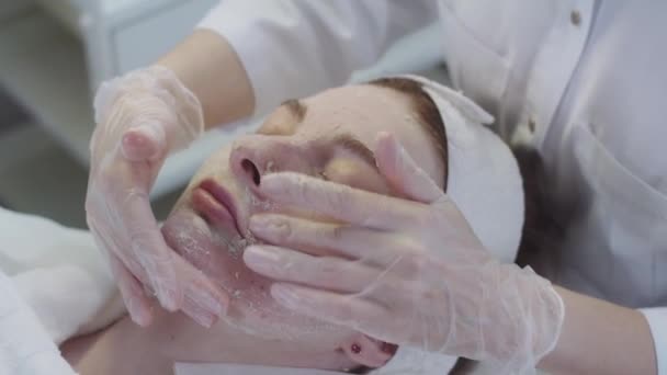 Tratamento Cosmetologia Mestre Remove Restos Máscara Rosto Cliente Feminino Meio — Vídeo de Stock