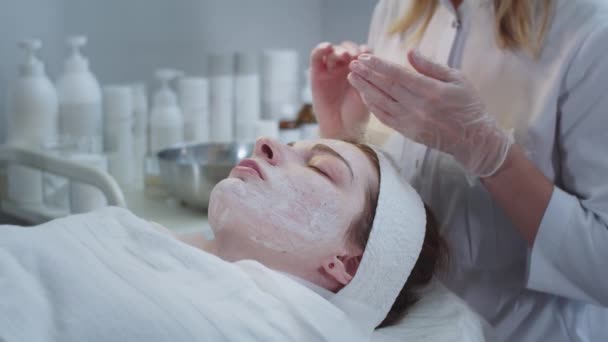 Tratamento Cosmetologia Remover Restos Máscara Rosto Cliente Feminino Meio Tiro — Vídeo de Stock