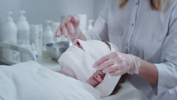 Traitement Cosmétologique Maître Retire Tissu Visage Client Recouvert Masque Blanc — Video