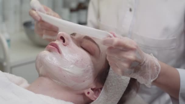 Cosmetologie Behandeling Meester Zet Een Veeg Cliënten Bovenste Deel Van — Stockvideo